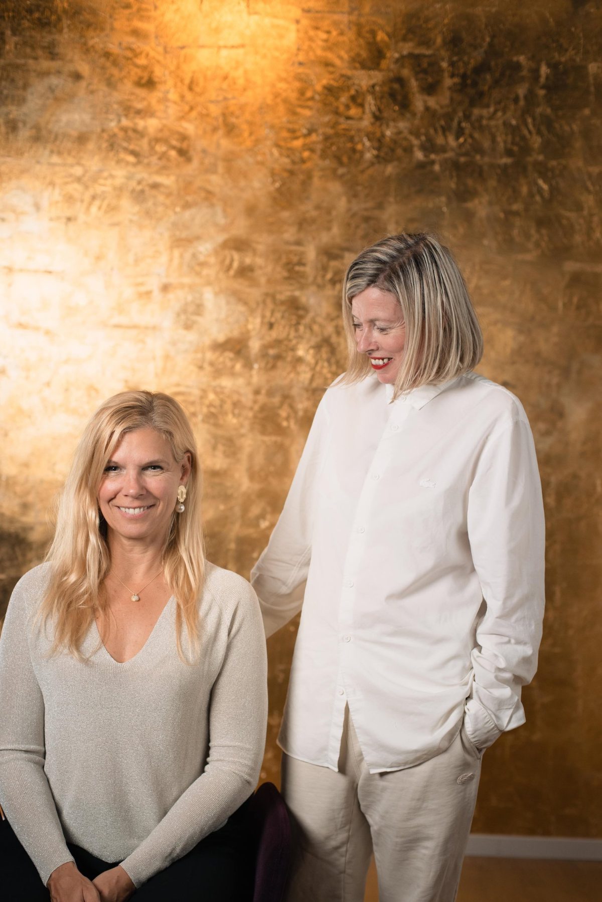 Christiane und Bea vor einer goldenen Wand