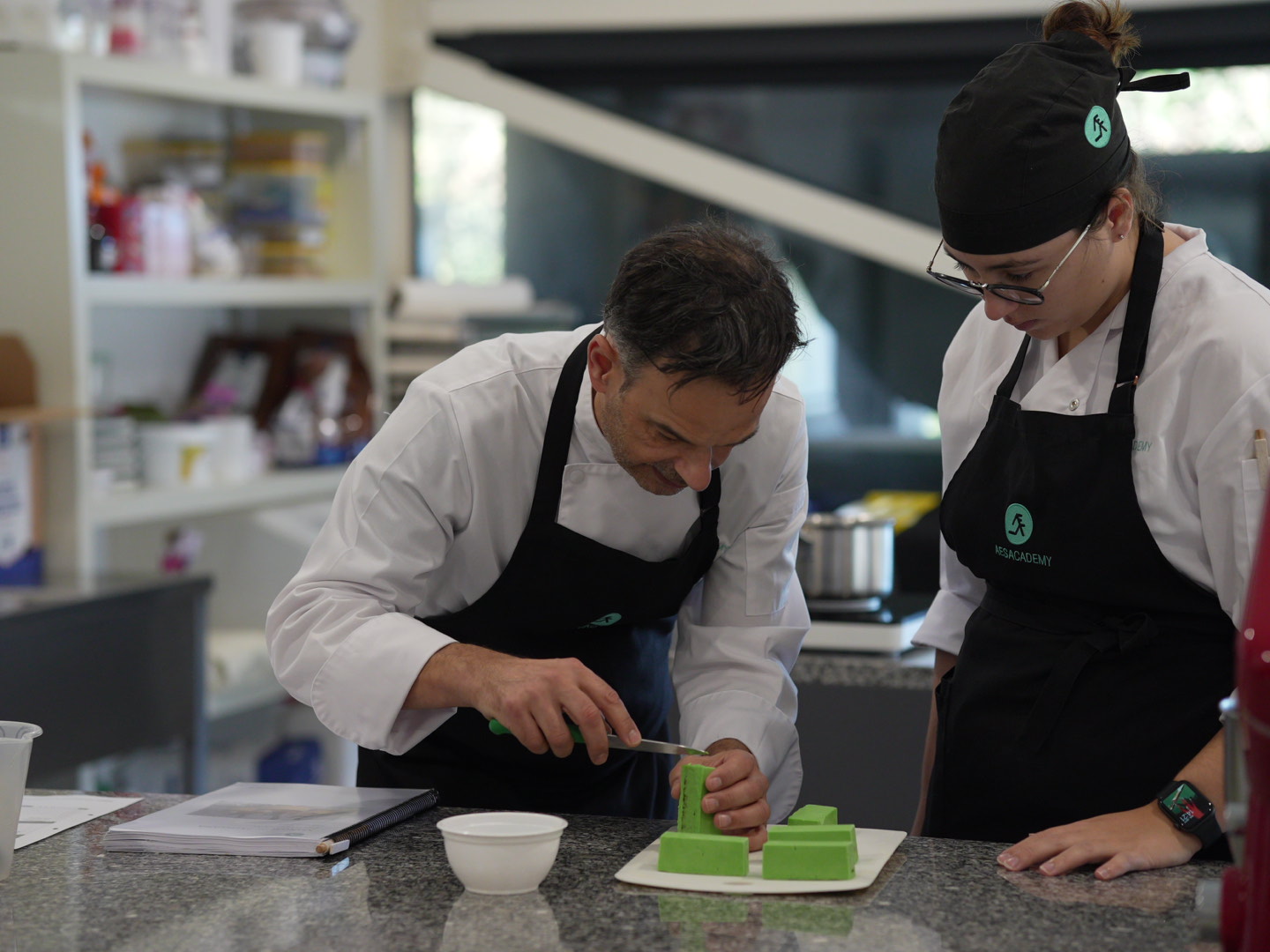 Chef formador a partilhar sabedoria num workshop de doces conventuais