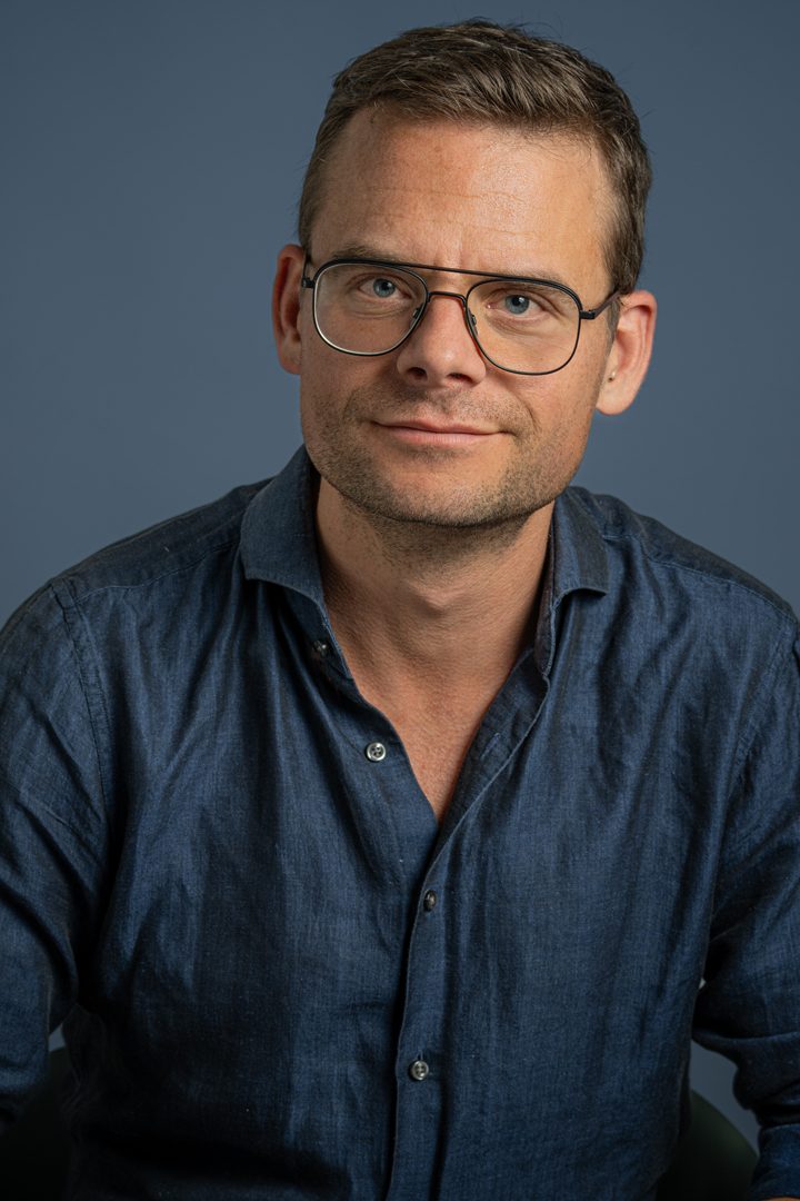 Philipp, zugewandt im blauen Hemd