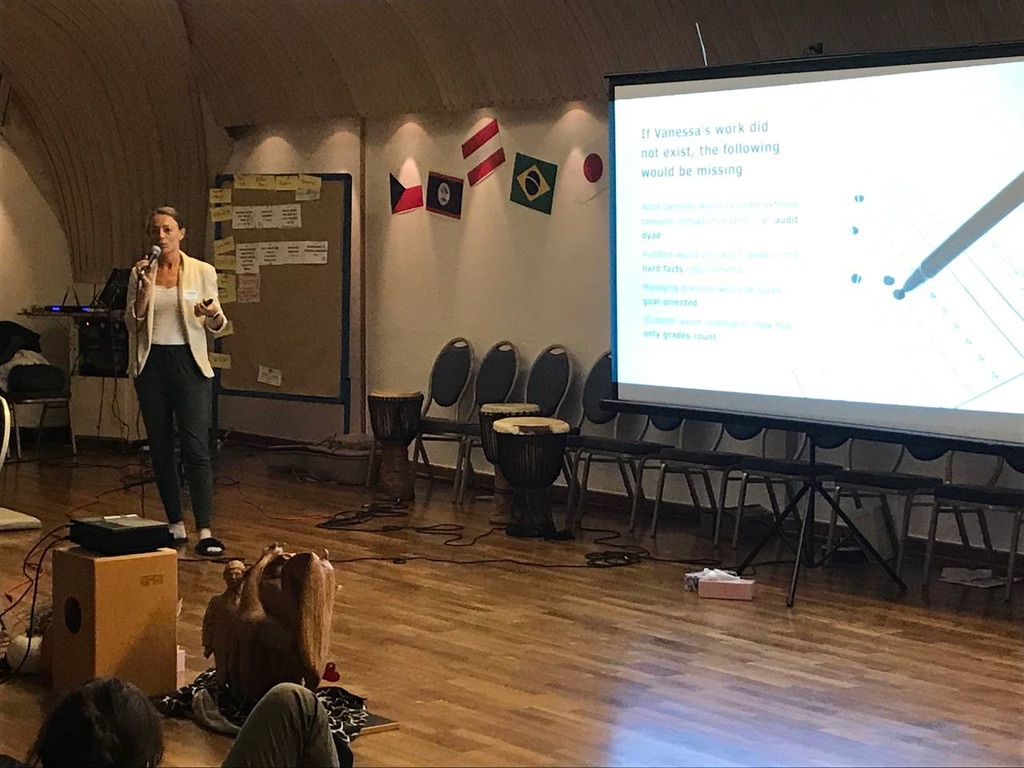 Vanessa Schneider moderiert ein International Intensive Training