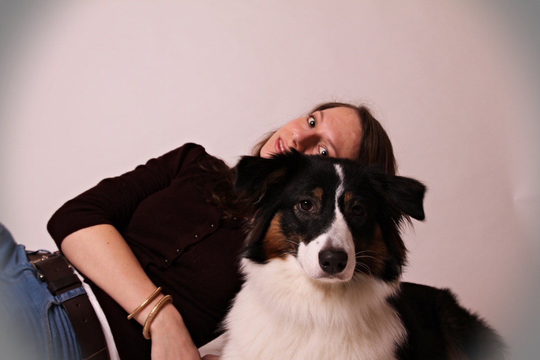 Vanessa Schneider mit ihrer Australian-Shepherd-Hündin