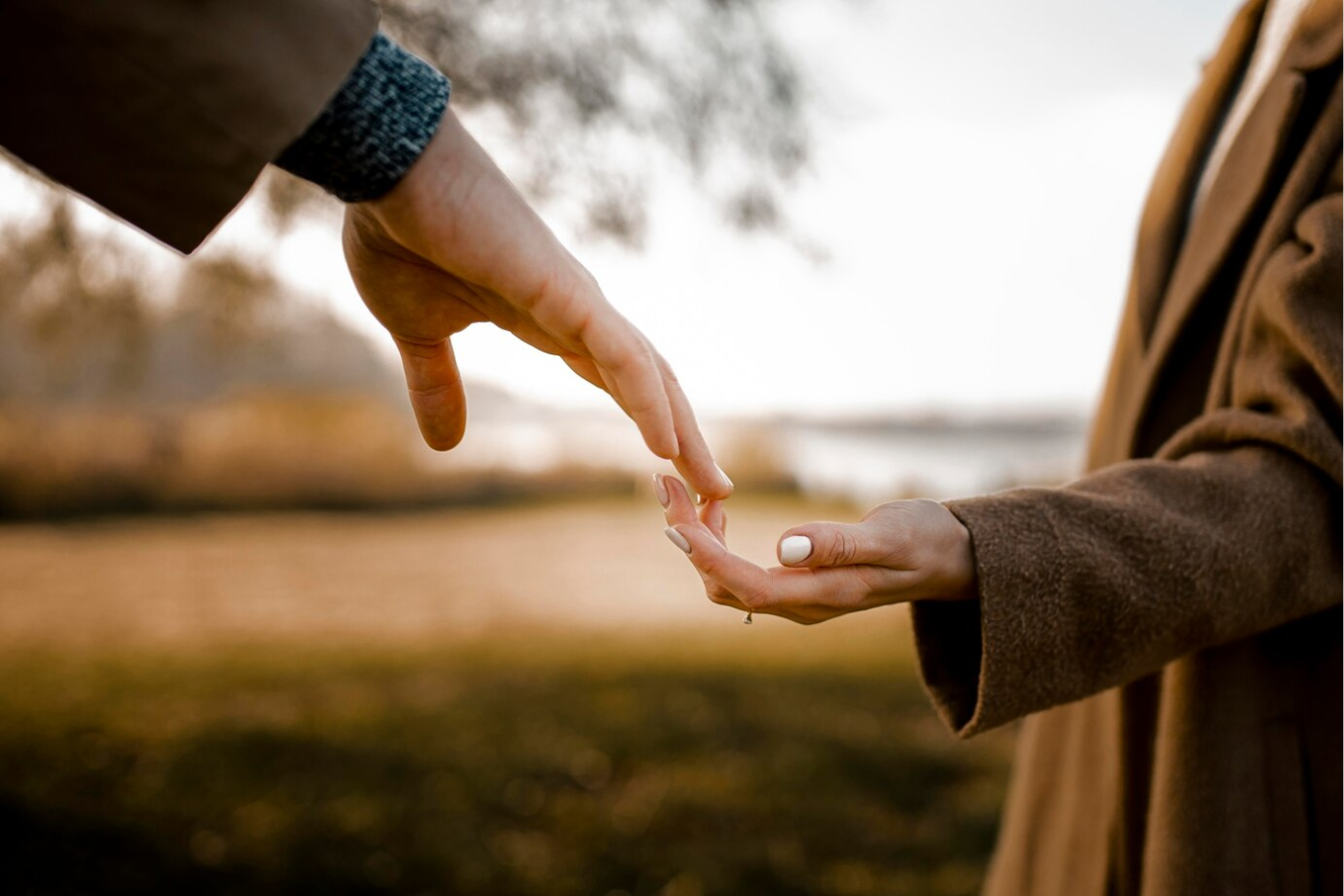 Image of a couple experiencing a deep spiritual connection during a 10X Breathwork session, embodying a new paradigm of relationship based on spiritual intimacy.