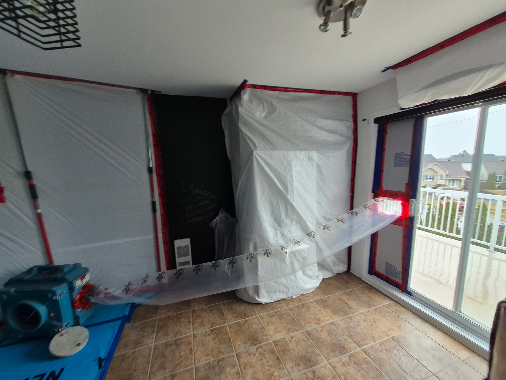 Équipe GES Bâtiment lors d'une décontamination de moisissure avec confinement complet