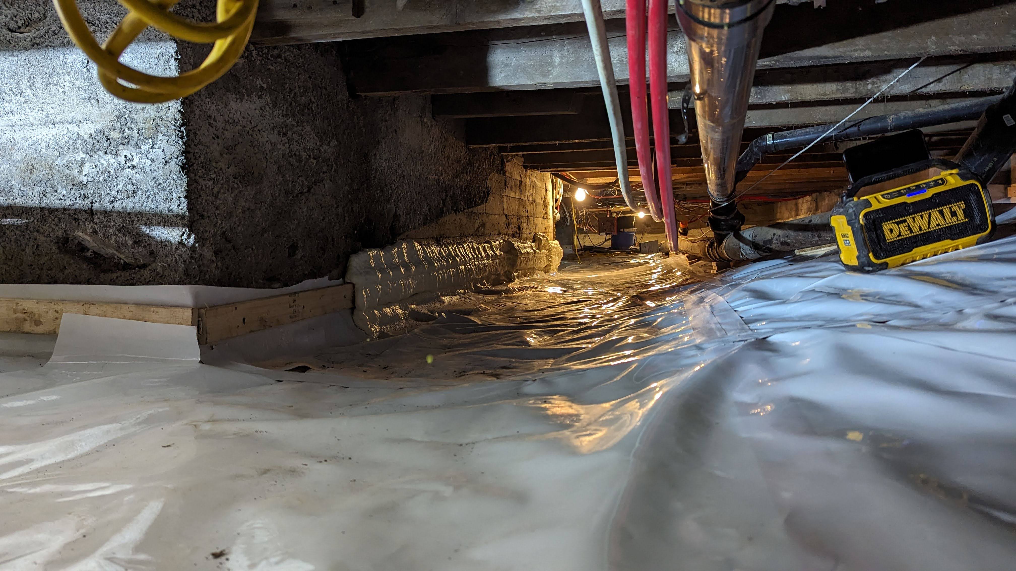 Vide sanitaire avec problème d'humidité et accumulation de moisissures