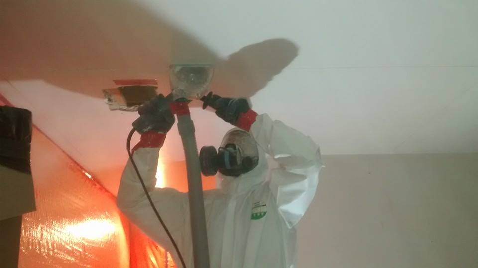Équipe GES Bâtiment lors d'un retrait sécuritaire d'amiante avec protocole de confinement