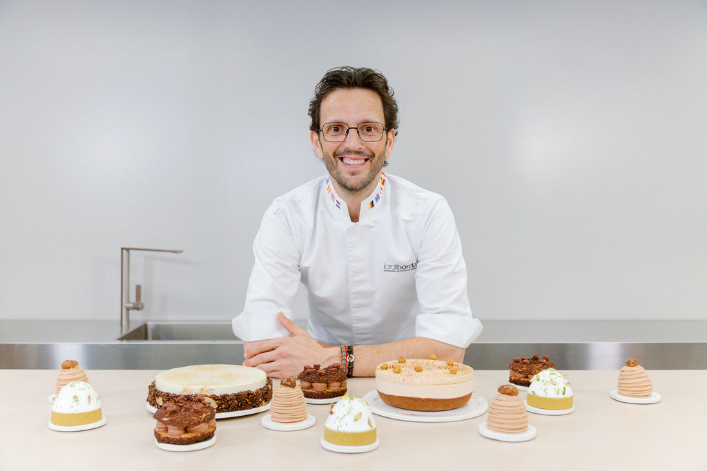 Jordi Bordas en su obrador, decorando piezas de pastelería