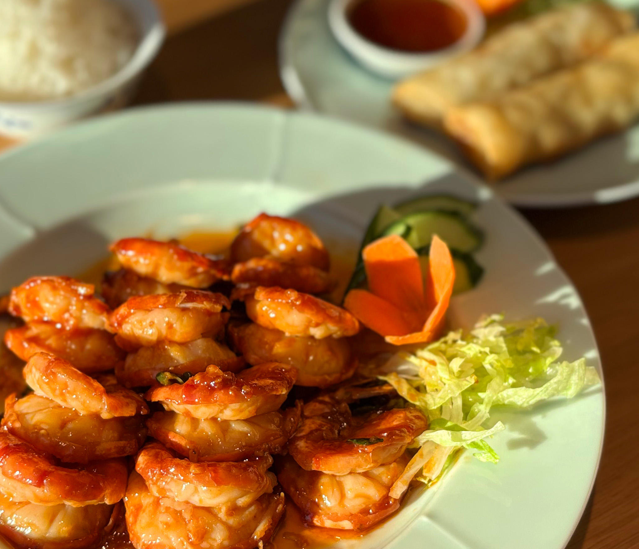 Traditionell kinesisk mat serverad i lugn restaurangmiljö i Sverige