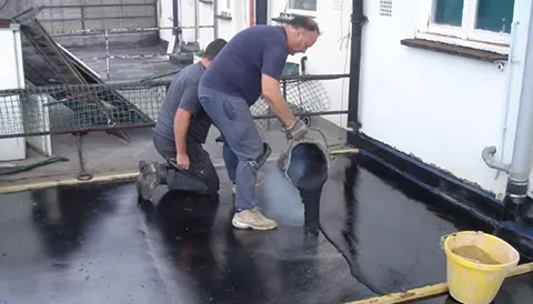 Asphalting roofing service
