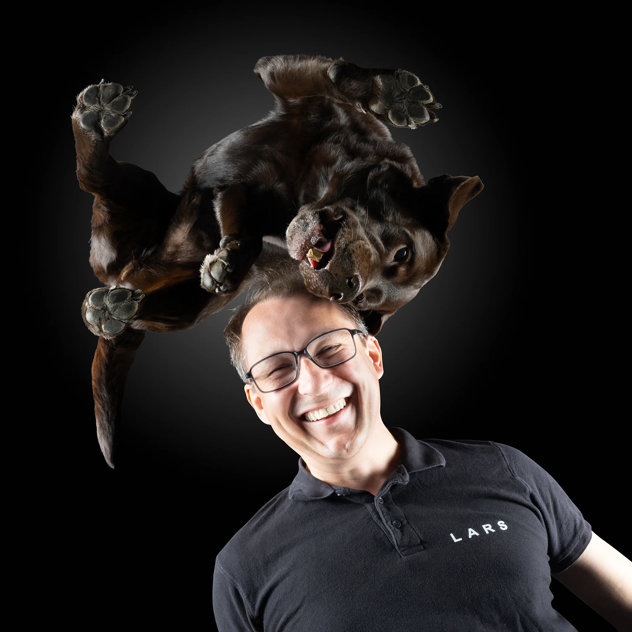 Lars neben der Glasplatte, darüber sein Hund Lasko von unten fotografiert