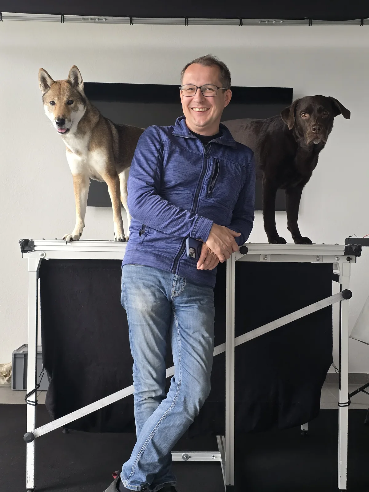 Hund im PETSPECTIVE Fotostudio Dresden von unten durch die Glasplatte fotografiert