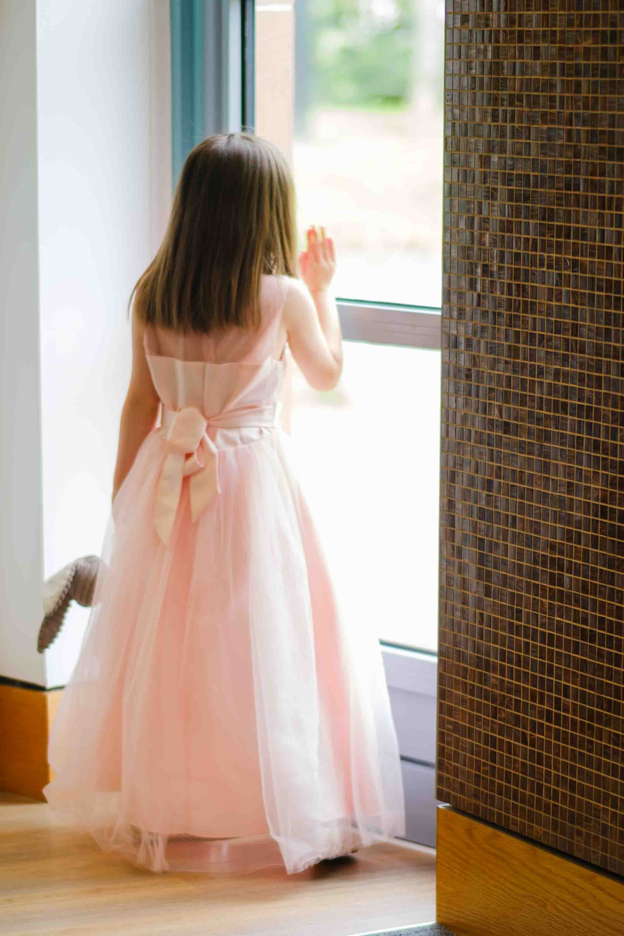 Bride's daughter watching for bride's arrival prior to ceremony at The Burns Monument