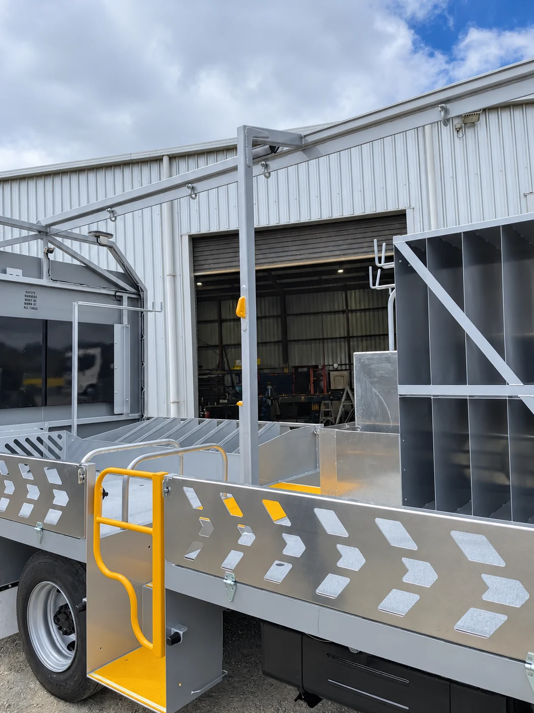 Access platform at a building