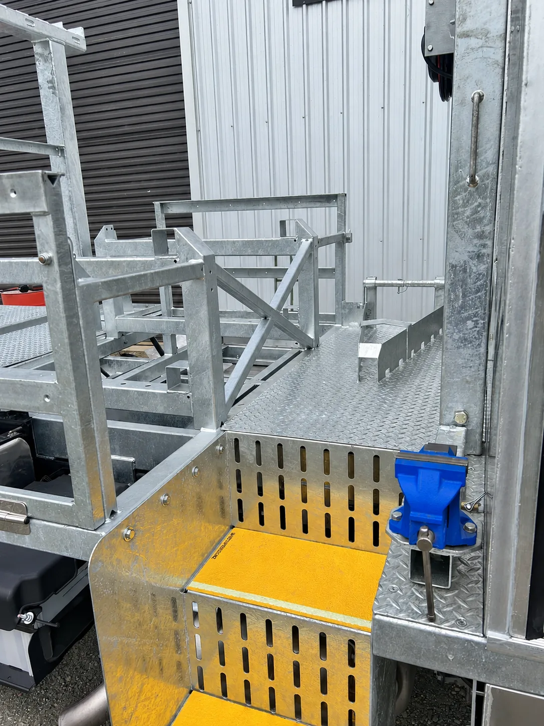 Access platform detail