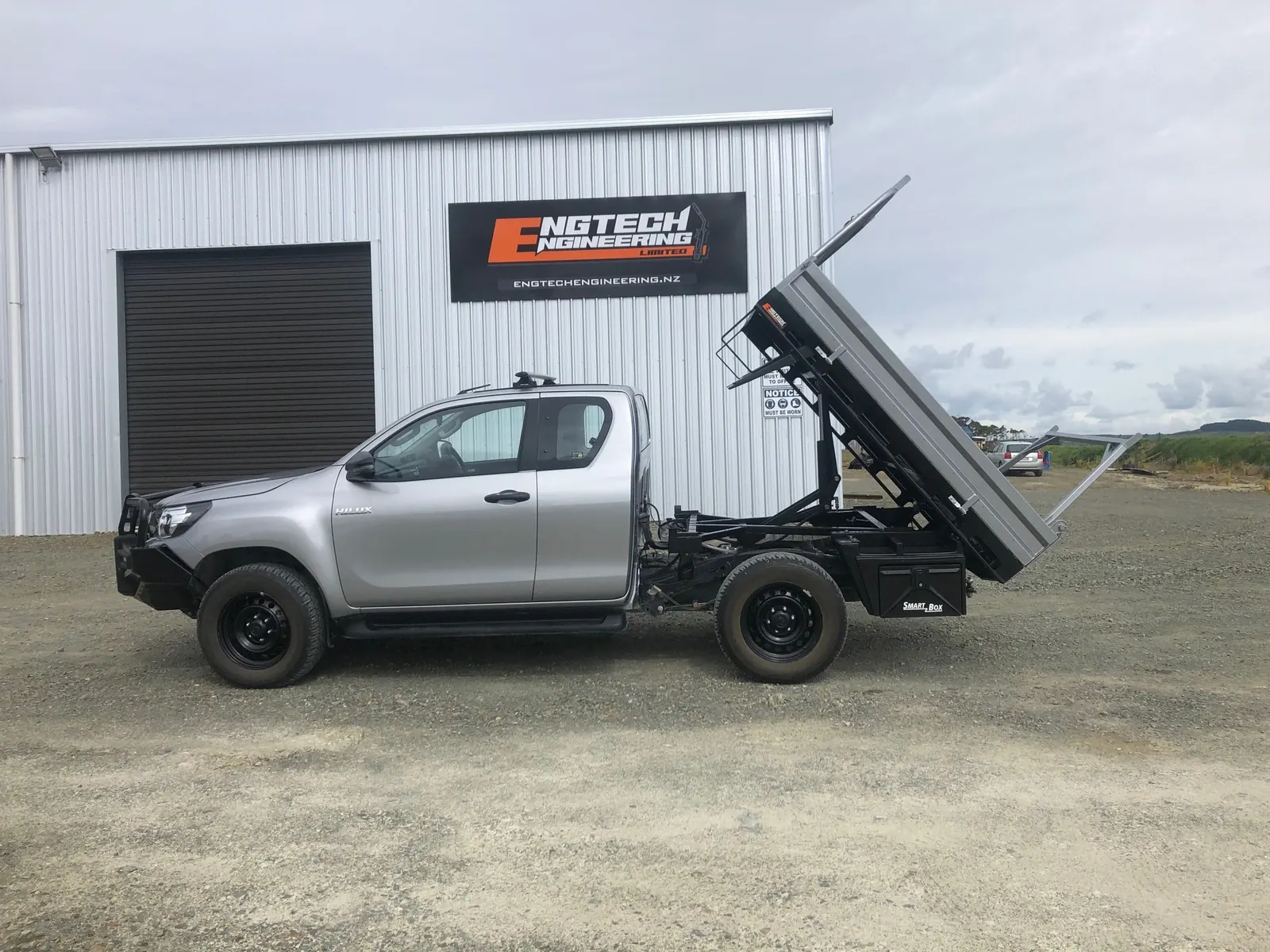 Raised ute tipper