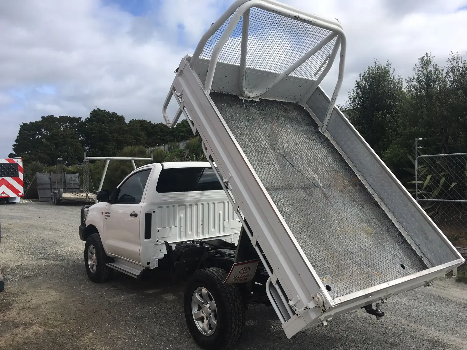 Raised tipper body