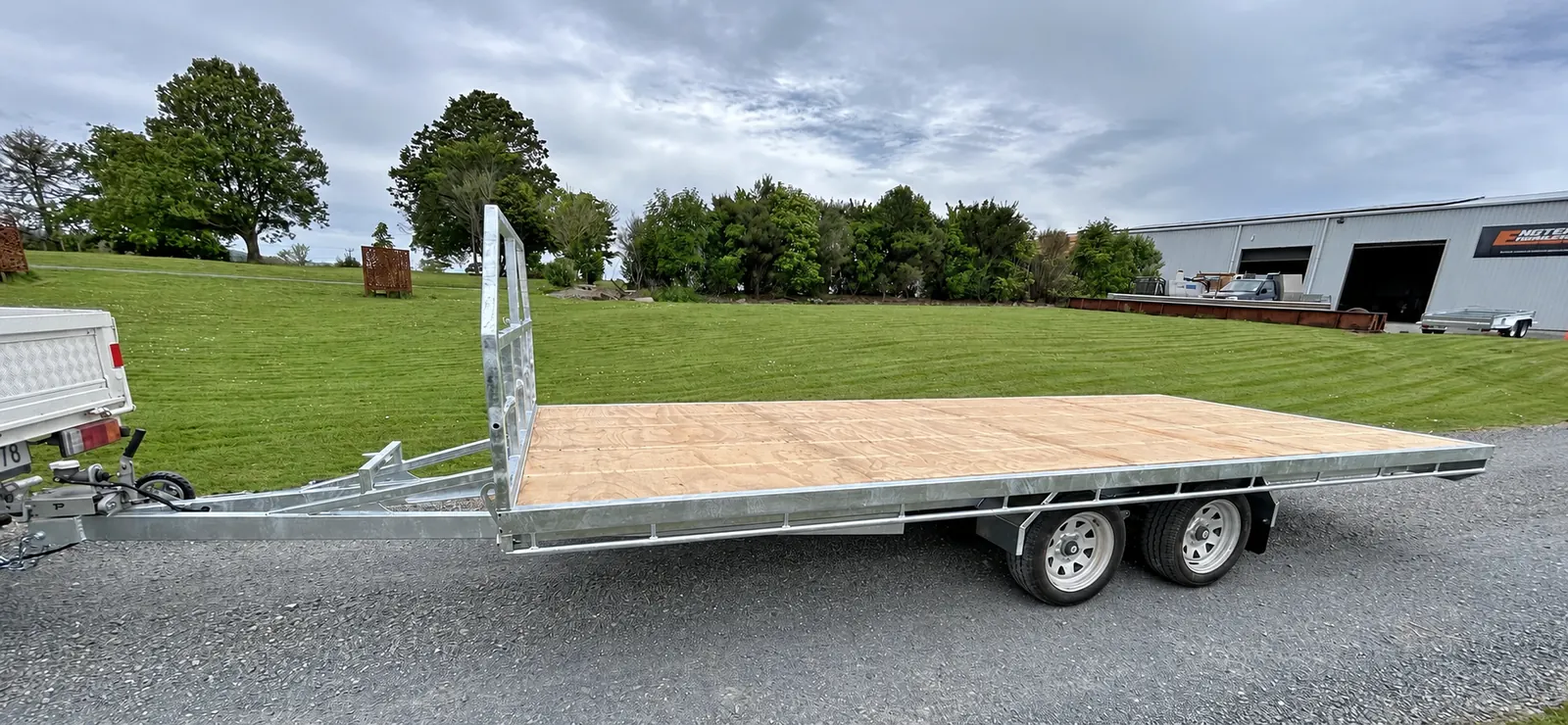 Tandem flatbed trailer