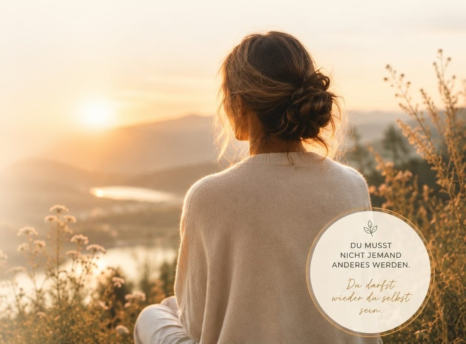 Frau sitzt im Abendlicht und blickt über eine weite Landschaft mit See