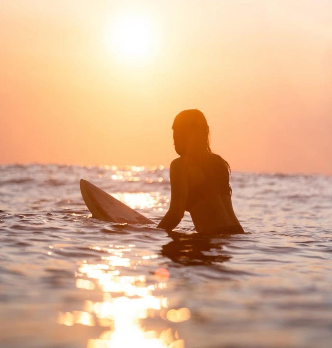 Surfista al atardecer