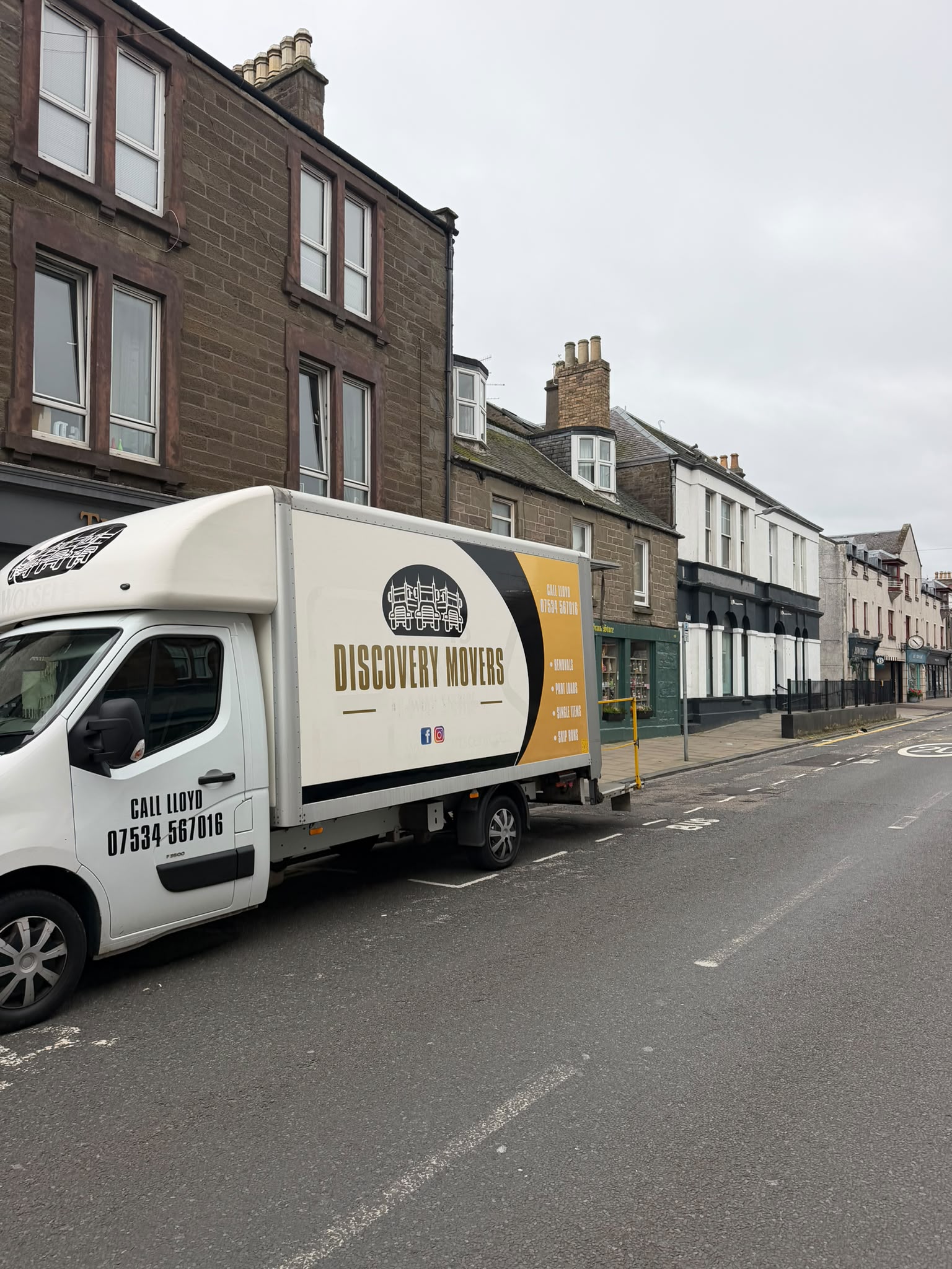 Discovery Movers removal van on a Broughty Ferry to Glasgow move