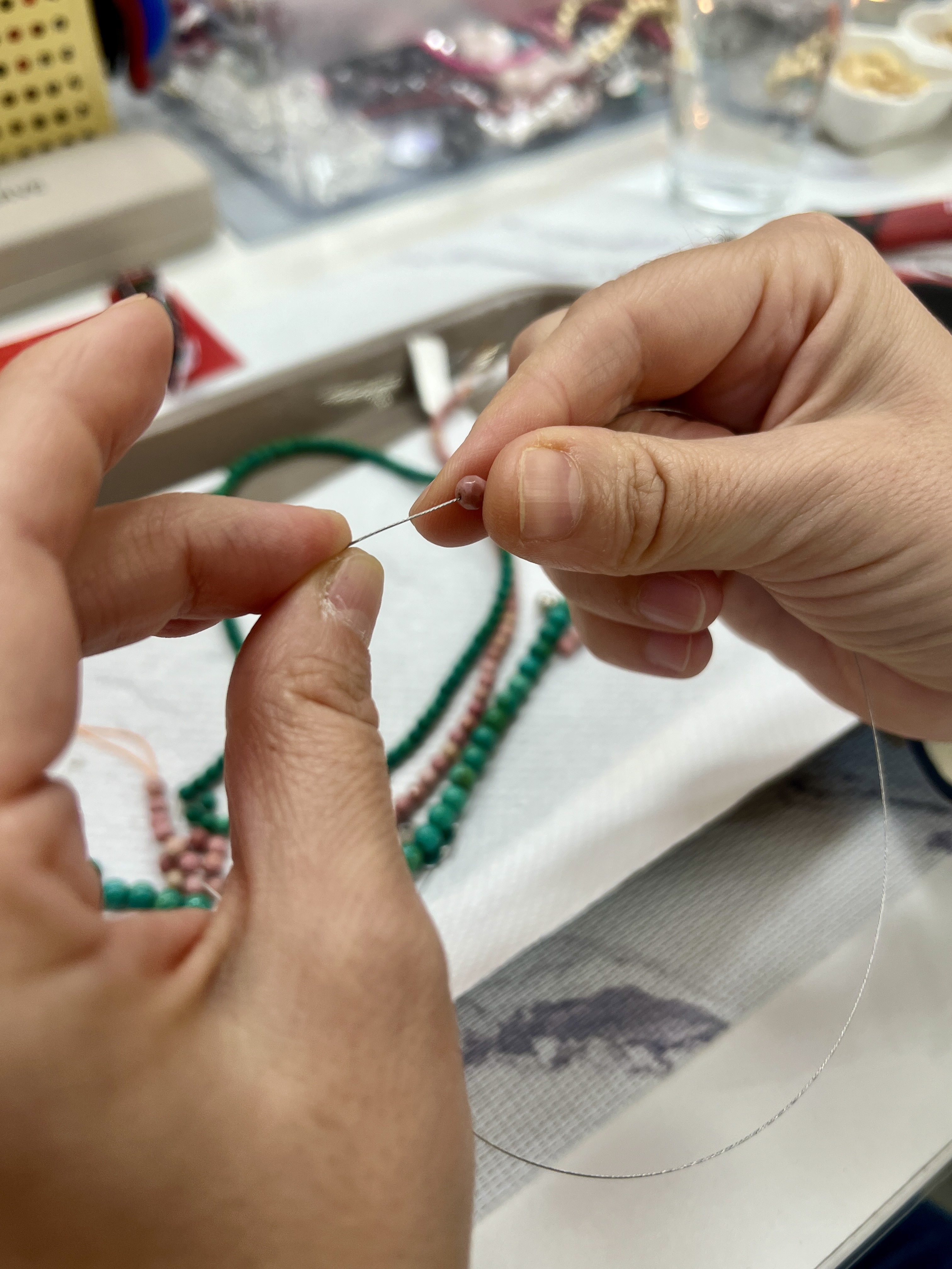 Perle, poludrago kamenje i materijal za izradu nakita
