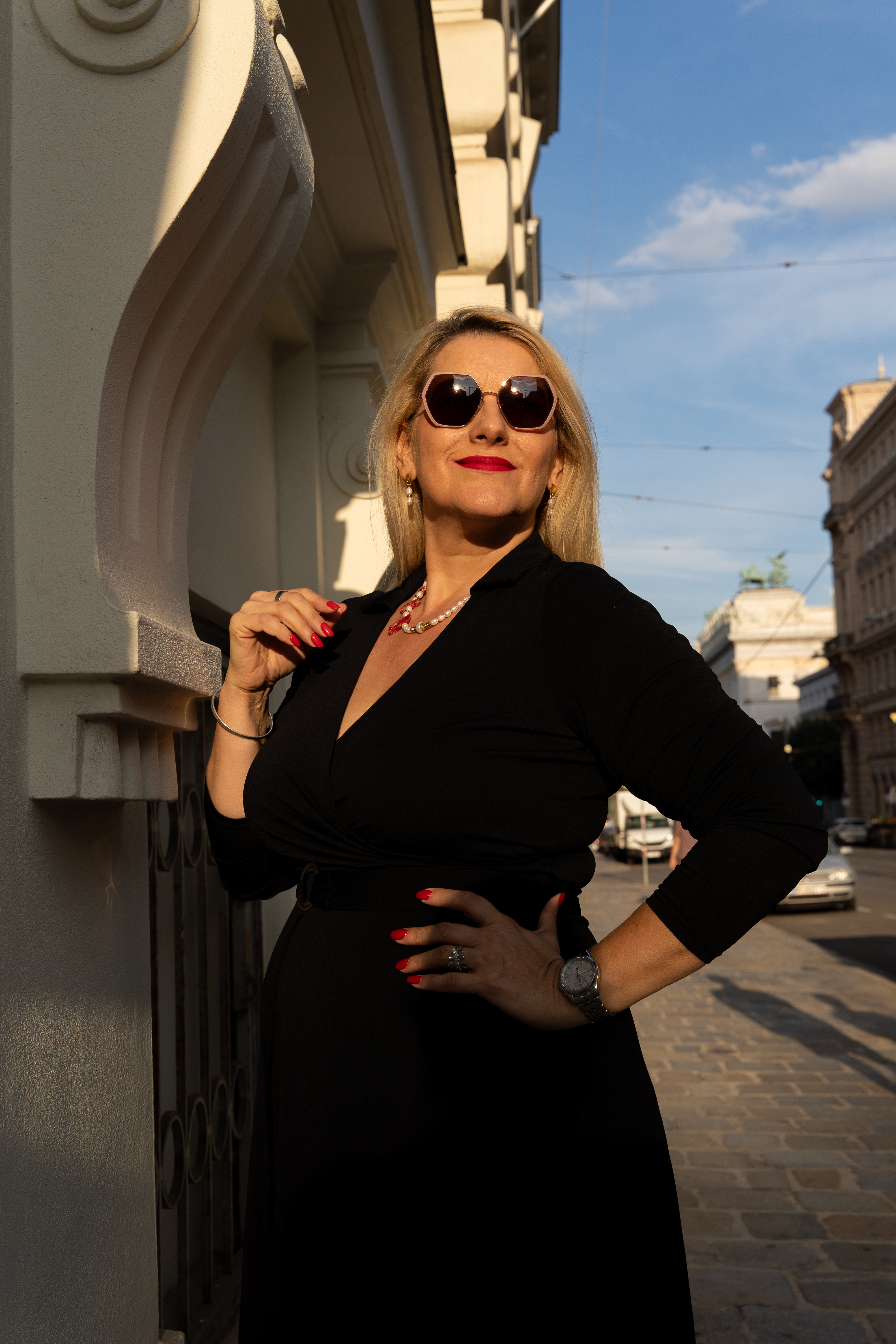 Nakit prikazan na modelu u modnoj fotografiji