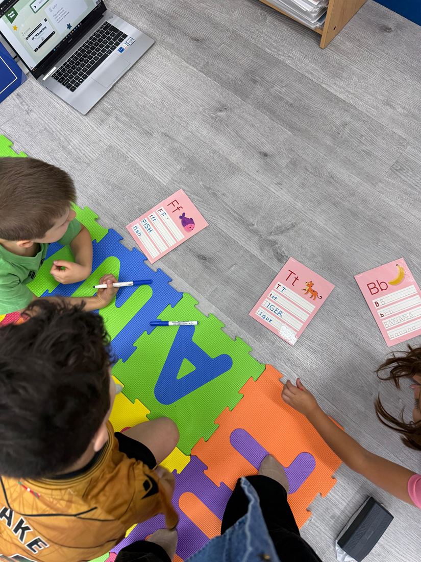 Niños trabajando fonética con tarjetas
