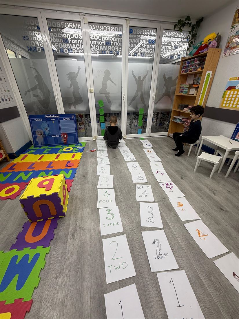 Niños aprendiendo los números en inglés saltando