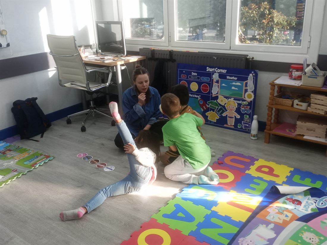 Profesora con niños en el Start Corner