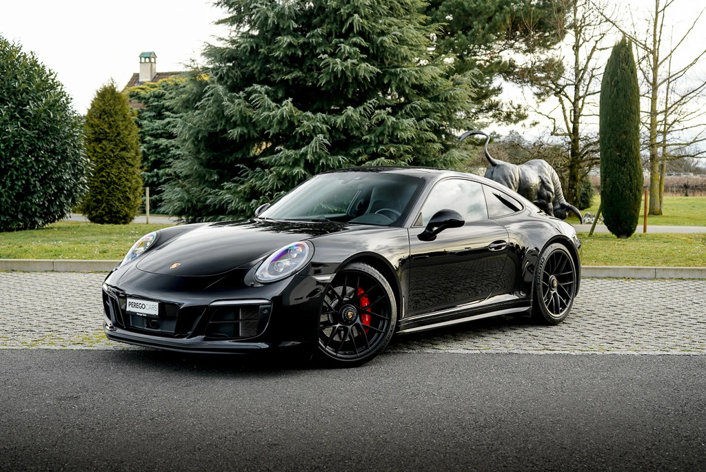 Porsche 911 Carrera 4 GTS noire en vente chez Perego Cars