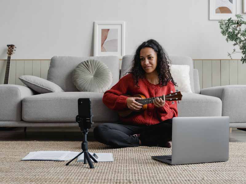 Ukulele lesson scene 2