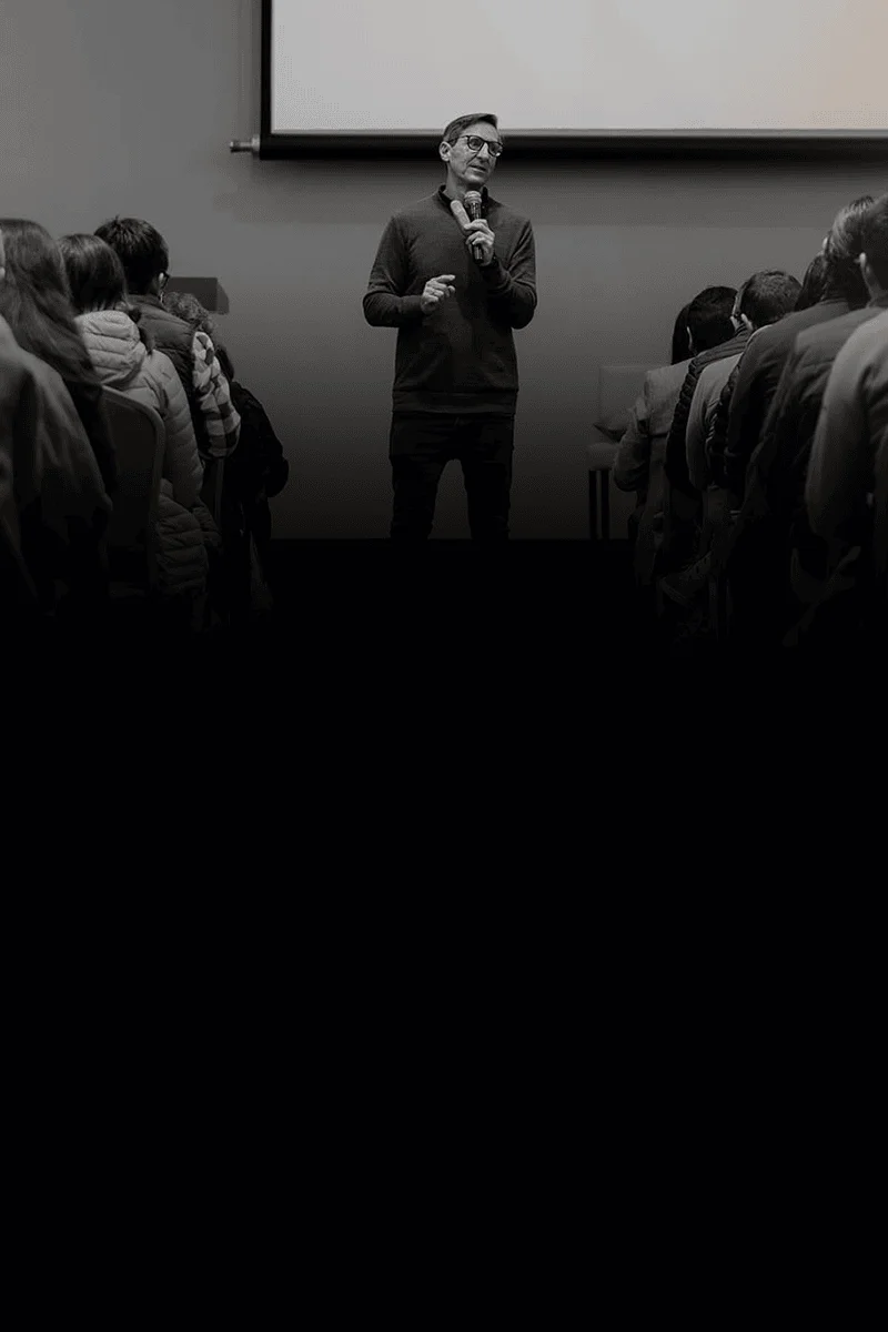 David Fischman presentando en vivo ante una audiencia