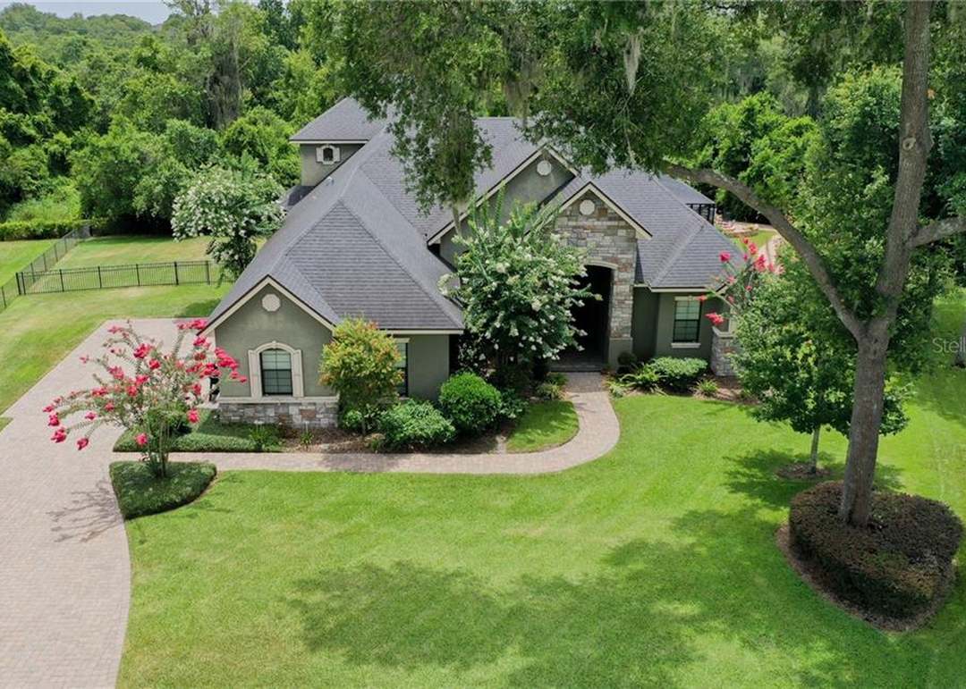 Evergreen Lawns and Landscaping maintaining community common areas in Lakeland, Florida