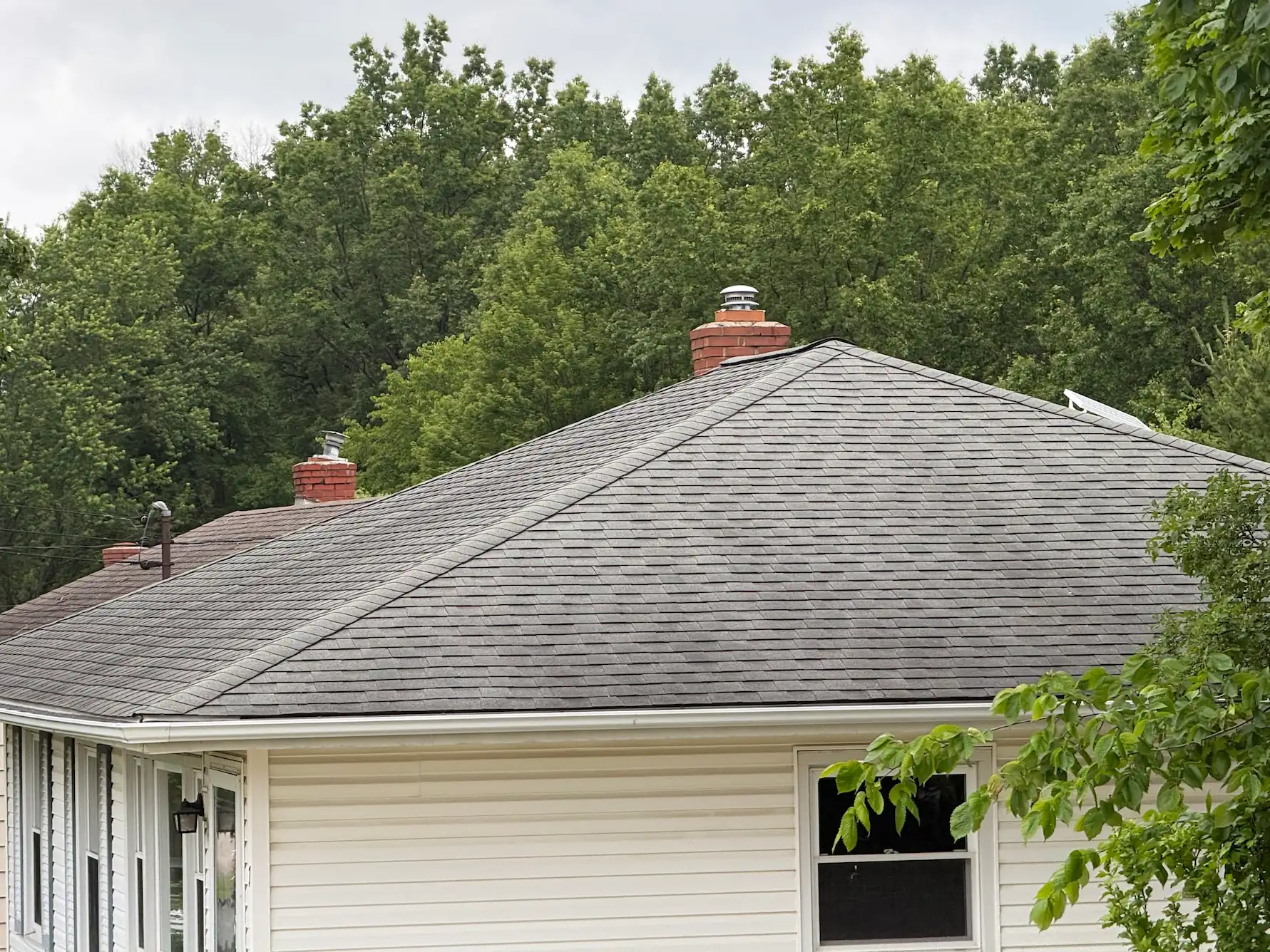 Finished residential shingle roof on a ranch home in Trumbull County, Ohio