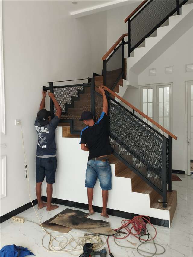 Pemasangan railing tangga