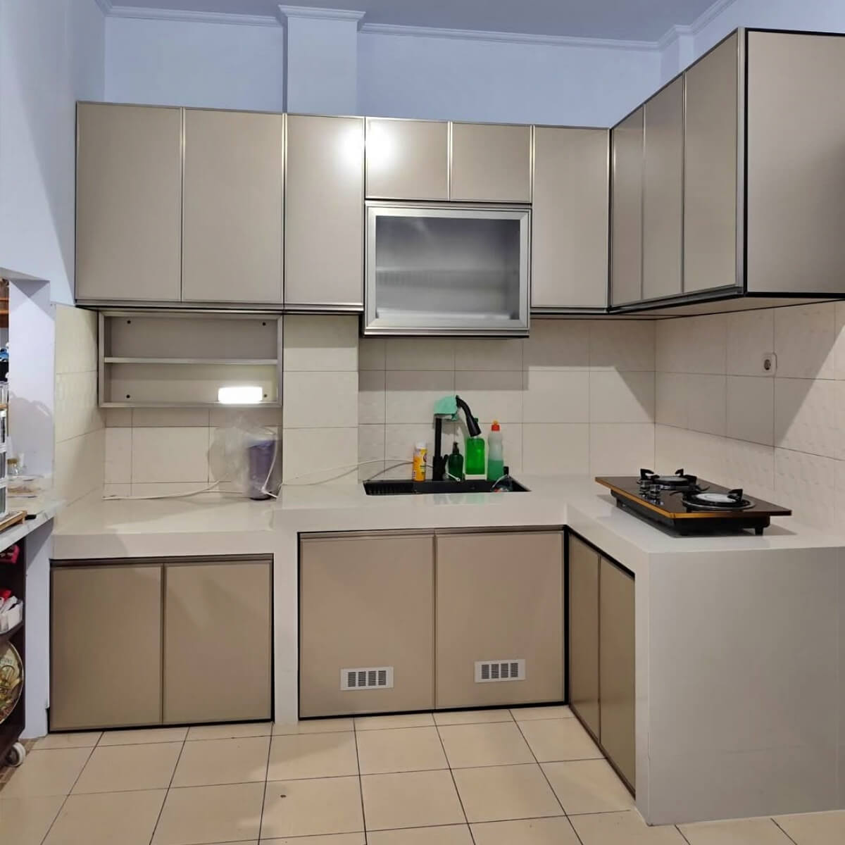 Kitchen set aluminium minimalis warna metalik