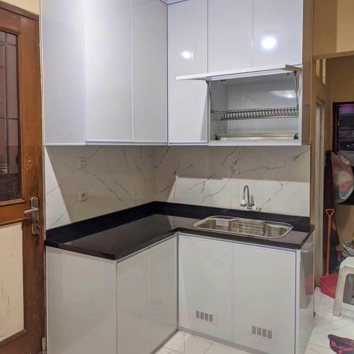 Kitchen set aluminium minimalis untuk dapur kecil