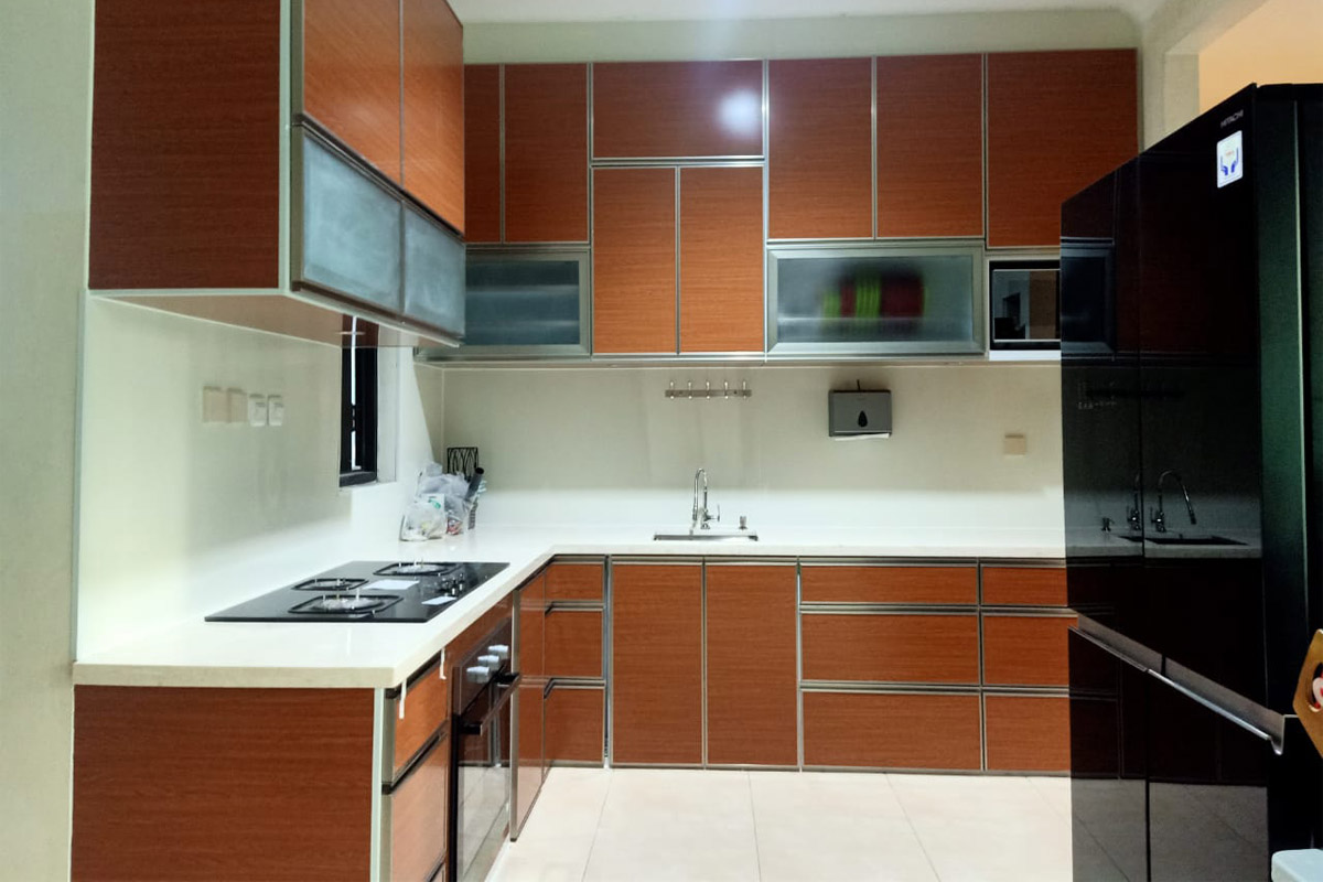 Kitchen set aluminium letter L motif kayu hasil Ruang Danish Interior