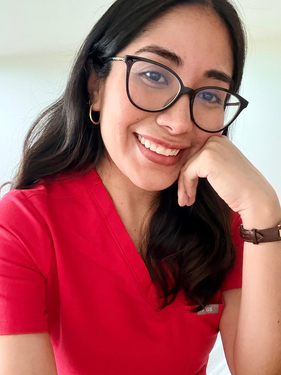 Dra. Andrea Noyola en atención pediátrica