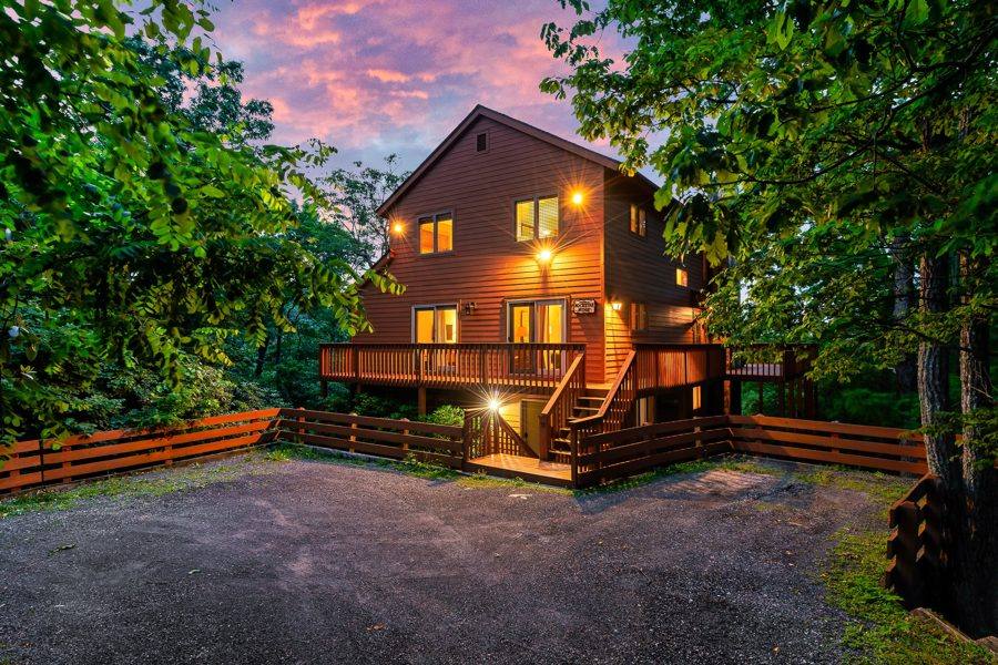 Front view of the cabin and parking