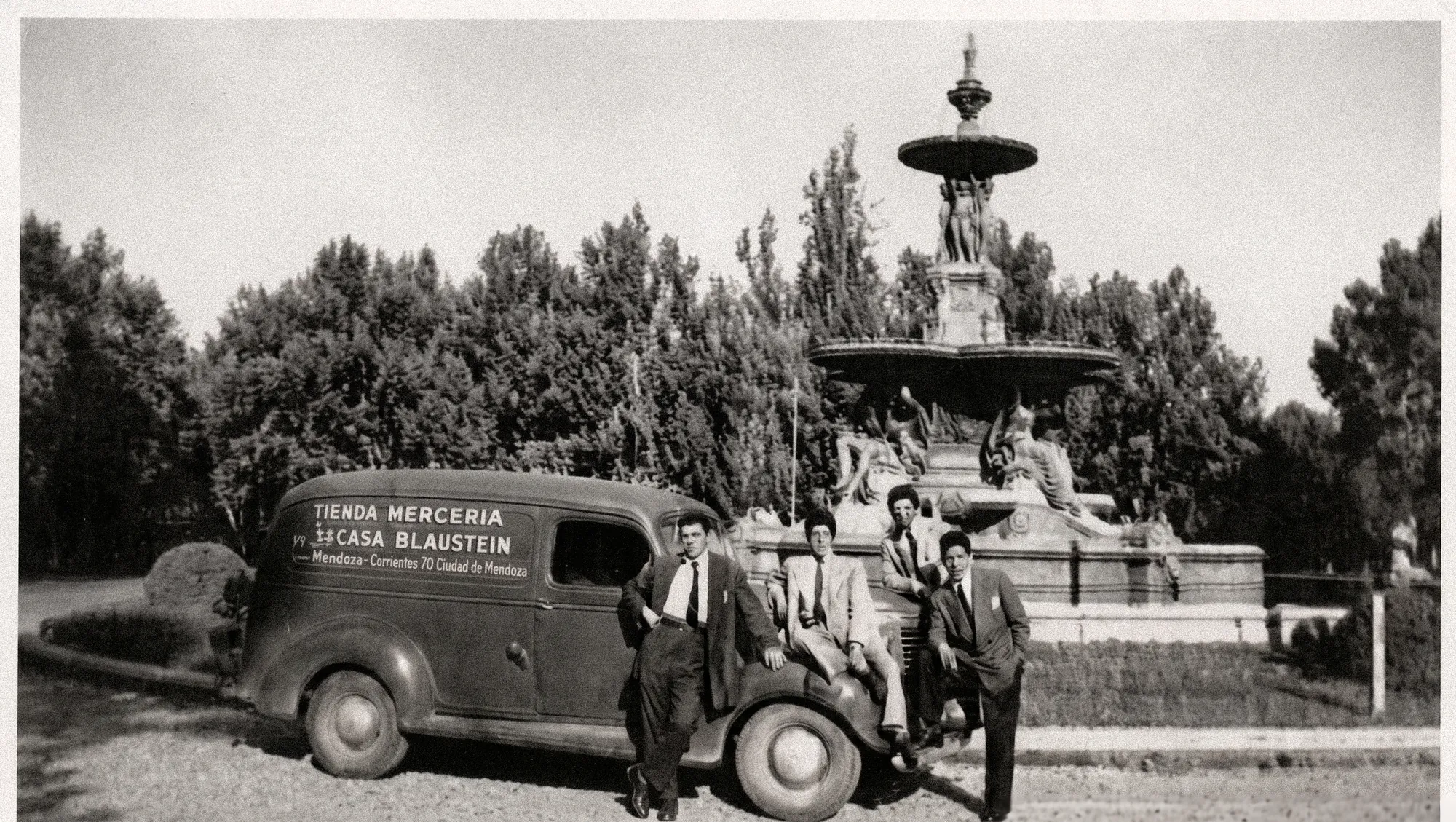 Furgón de reparto de Casa Blaustein, Parque General San Martín, años 40