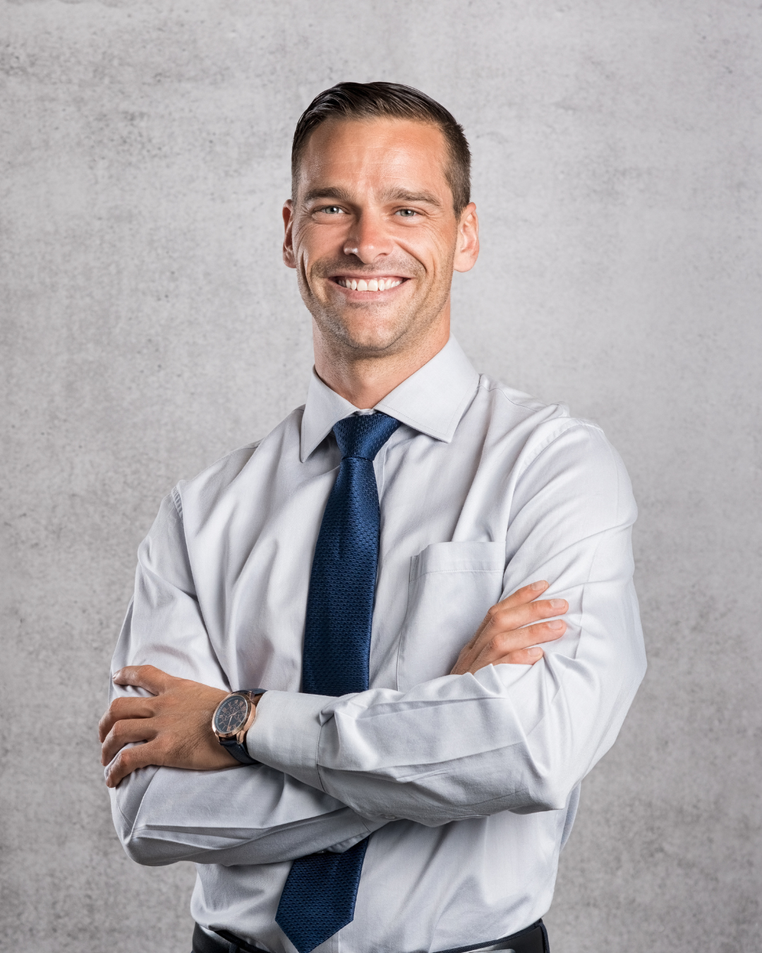 A focused professional businessman who uses EXOMIND to support mental clarity and reduce brain fog