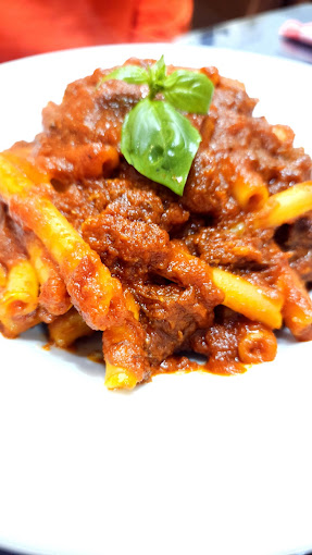 Tavola napoletana con pasta al ragù, acqua, bibita, caffè e amaro