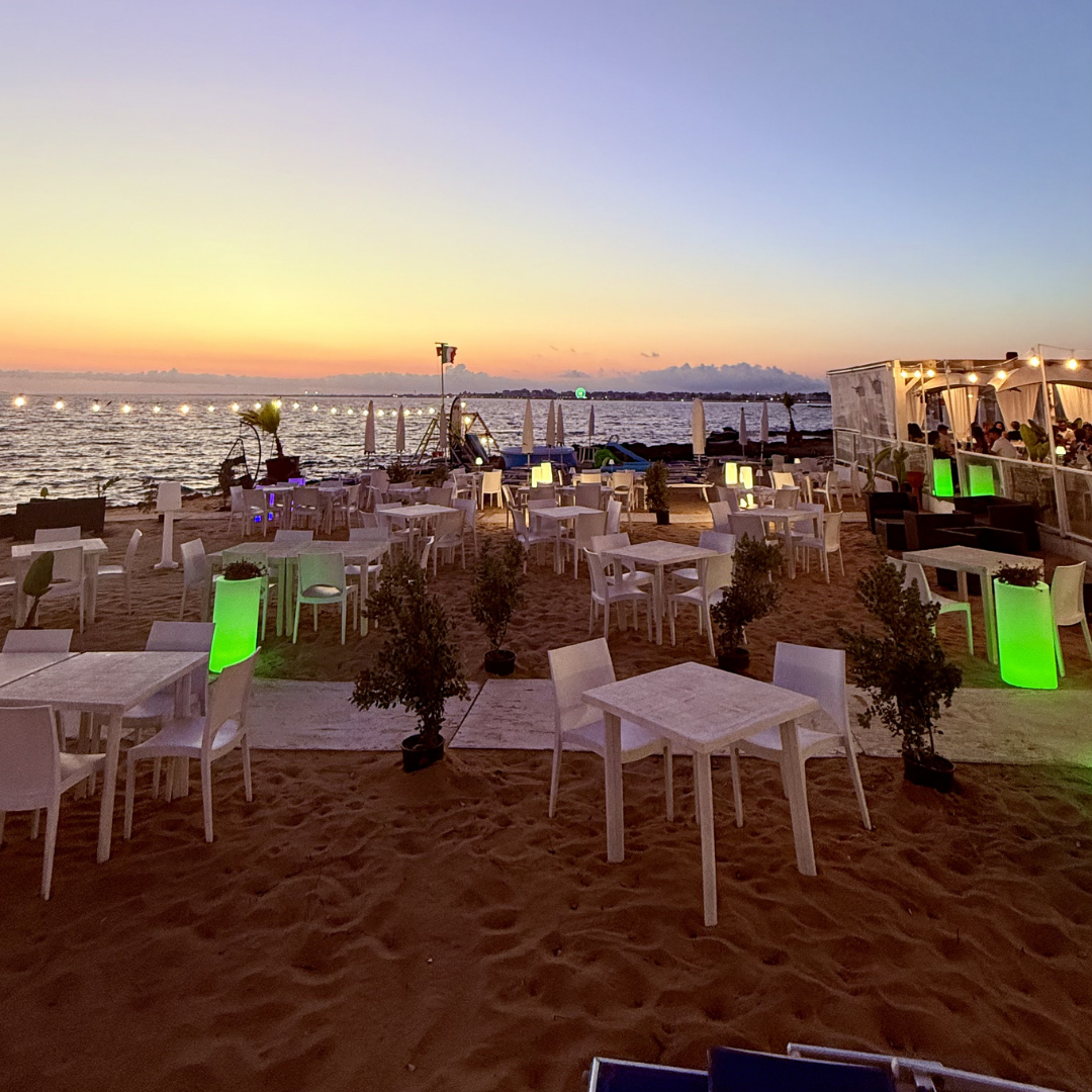 Piatti e brindisi al tramonto al Golden Beach