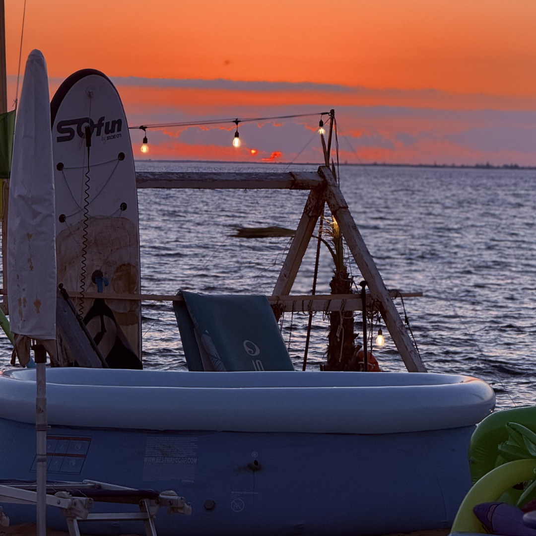 Tavolata sulla spiaggia al Golden Beach