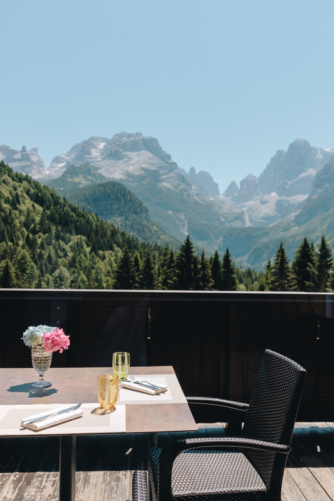 Pranzo in terrazza davanti alle Dolomiti