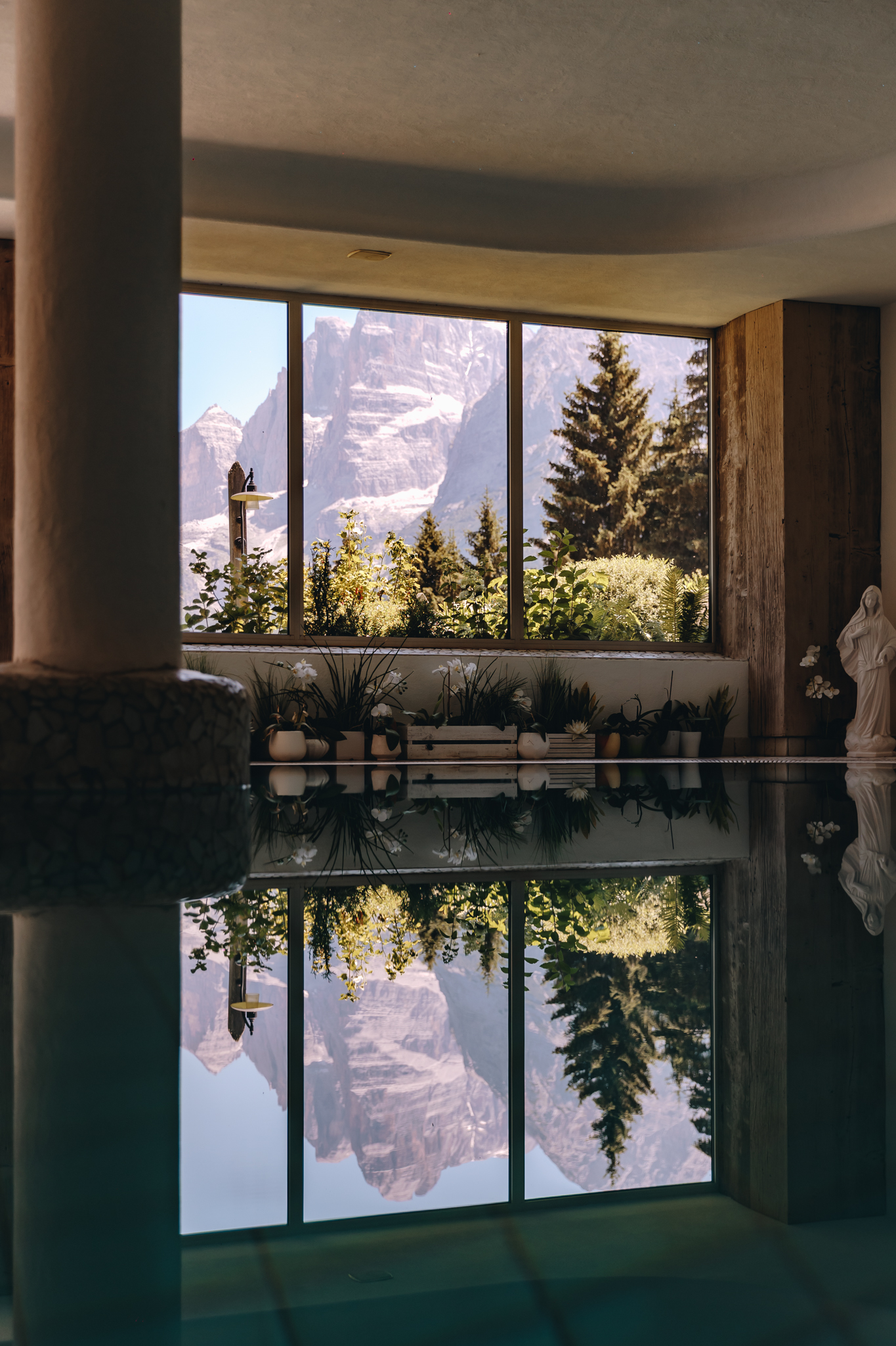 Piscina panoramica della SPA con vista sulle Dolomiti