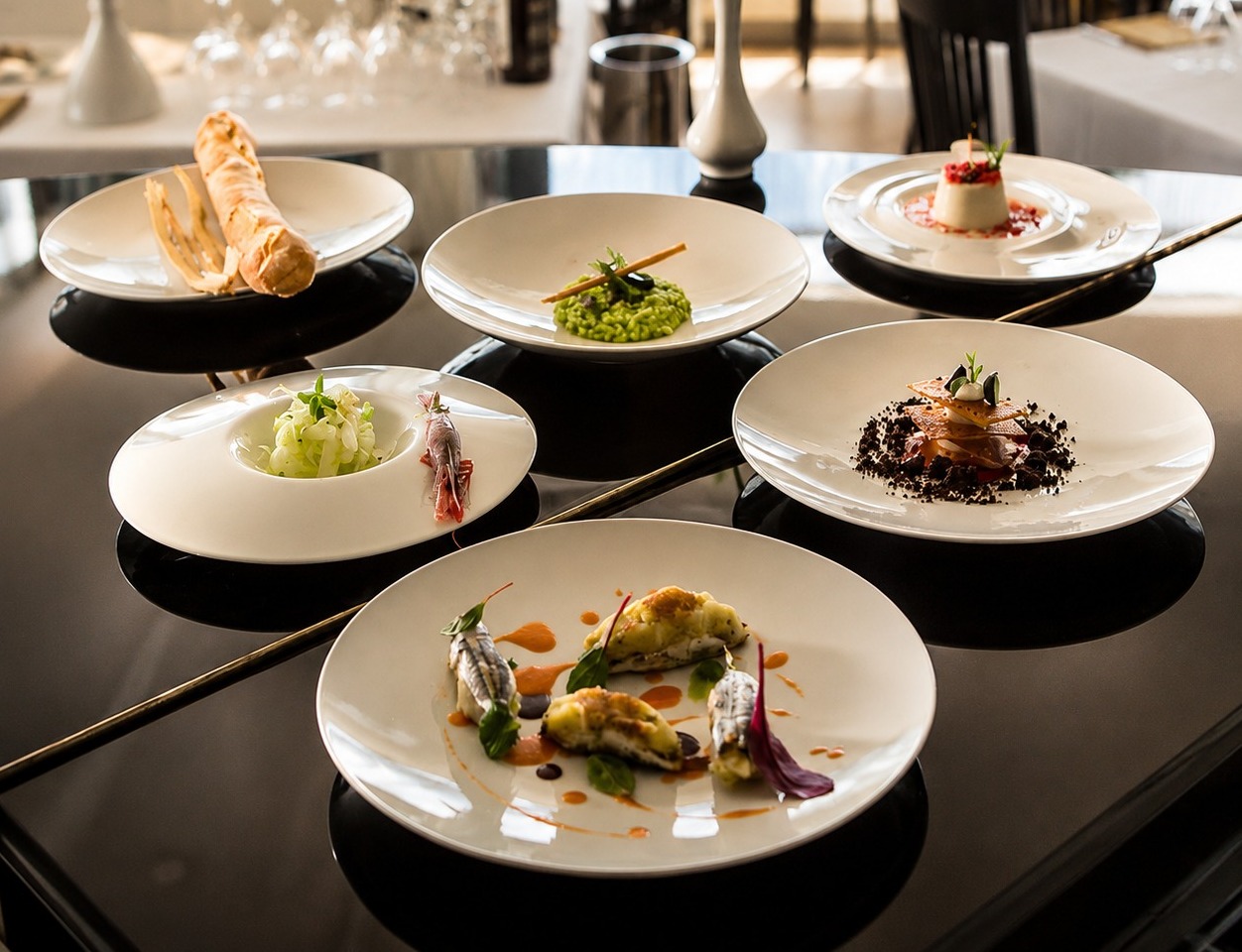 Piatti di mare e calici apparecchiati al ristorante La Polena