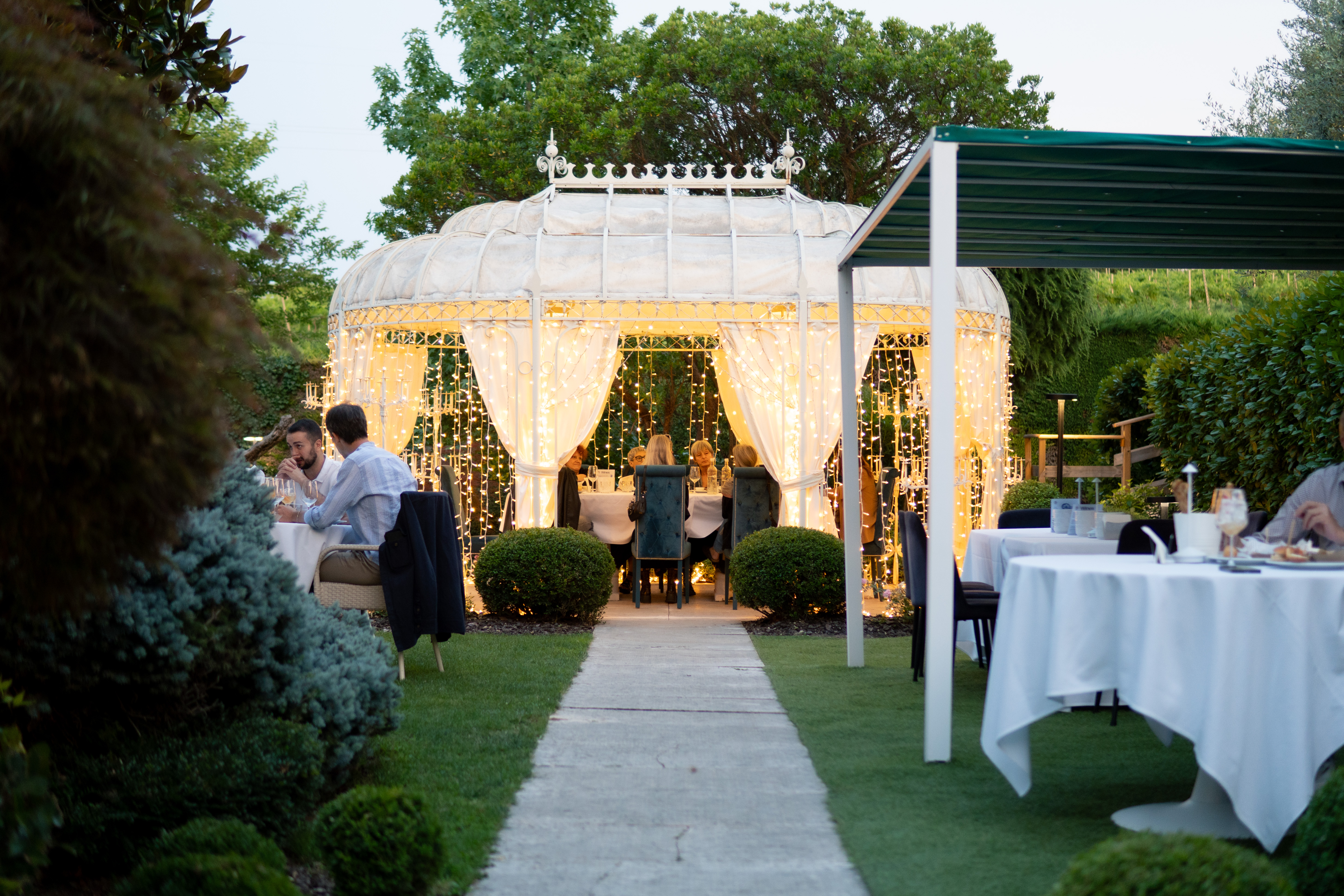 La tavola e il giardino del Casino di Caccia durante una serata conviviale