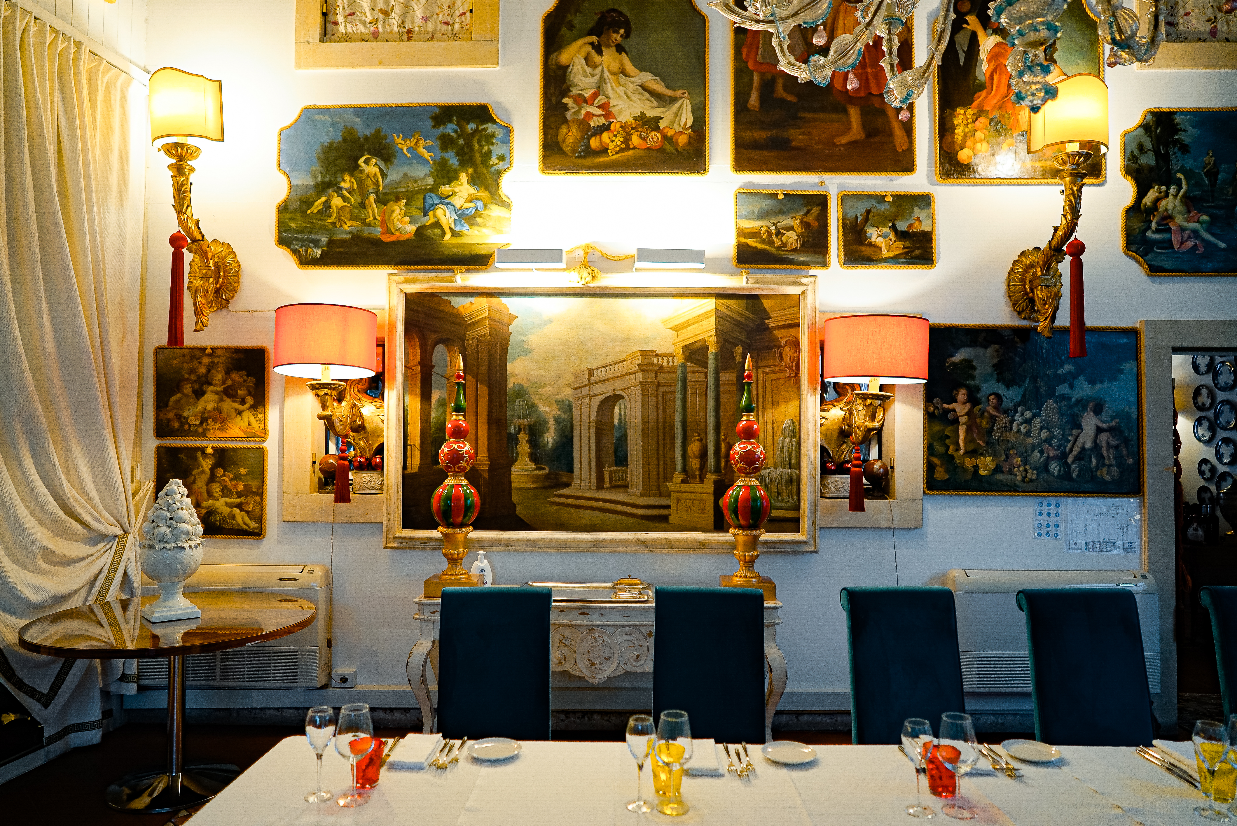 Sala storica del Casino di Caccia decorata con opere d’arte