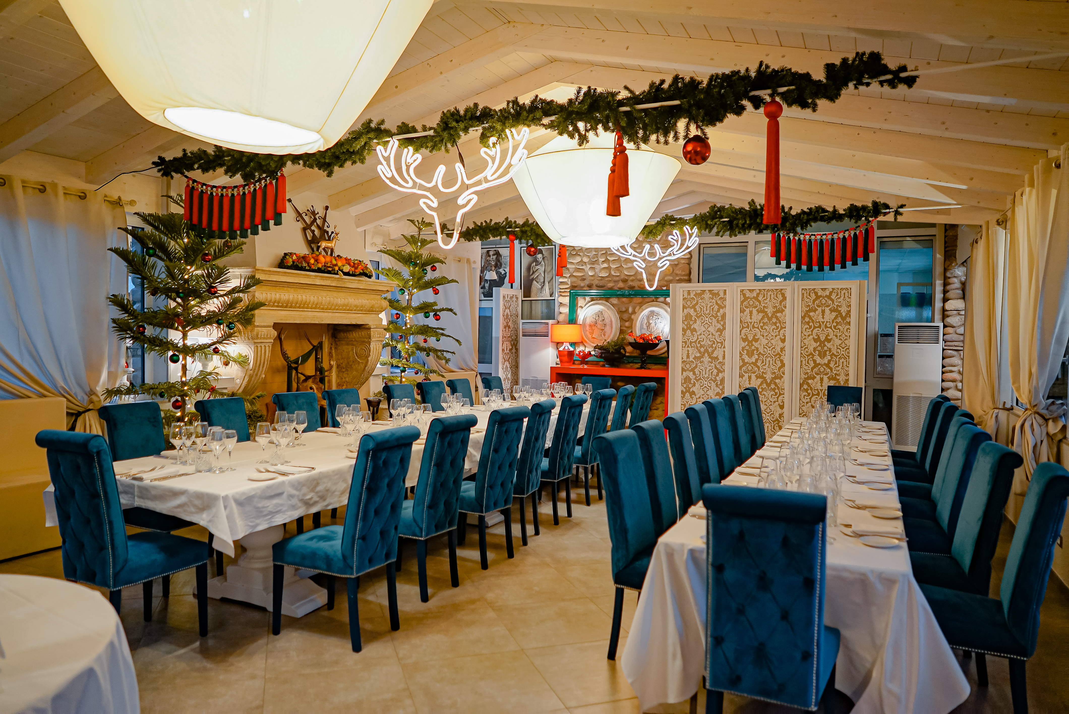 Sala elegante del Casino di Caccia allestita per una cena natalizia